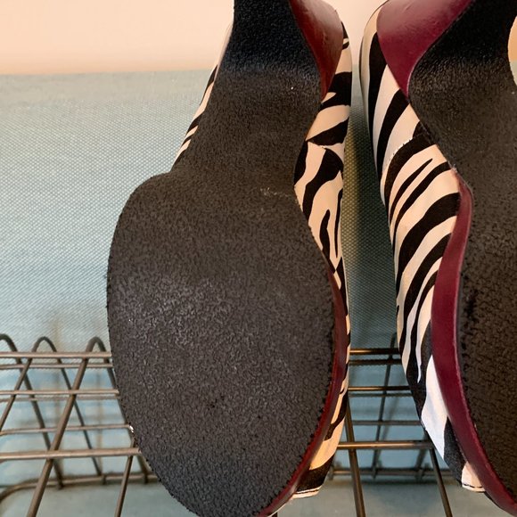 Gently Worn Madden Girl Zebra Striped Peep Toe - Picture 7 of 12